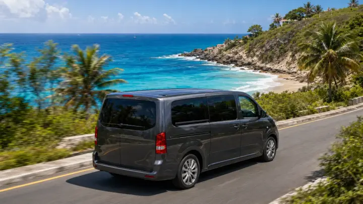 Chauffeur privé sur une route côtière à Saint-Martin